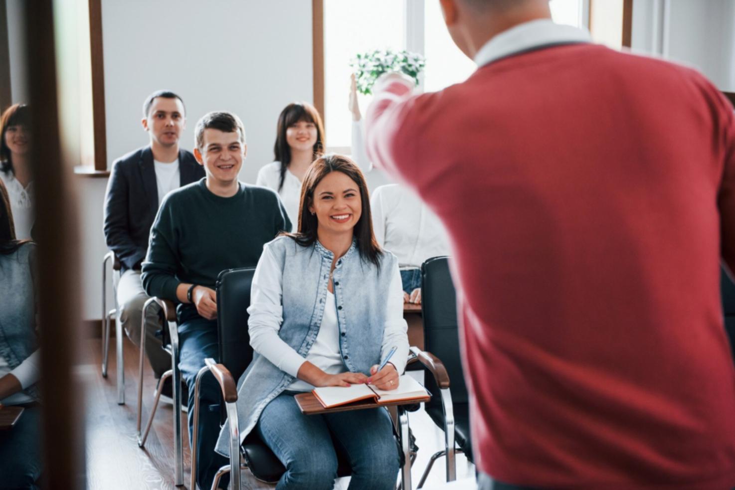 Étudiant international consultant son budget sur son ordinateur portable